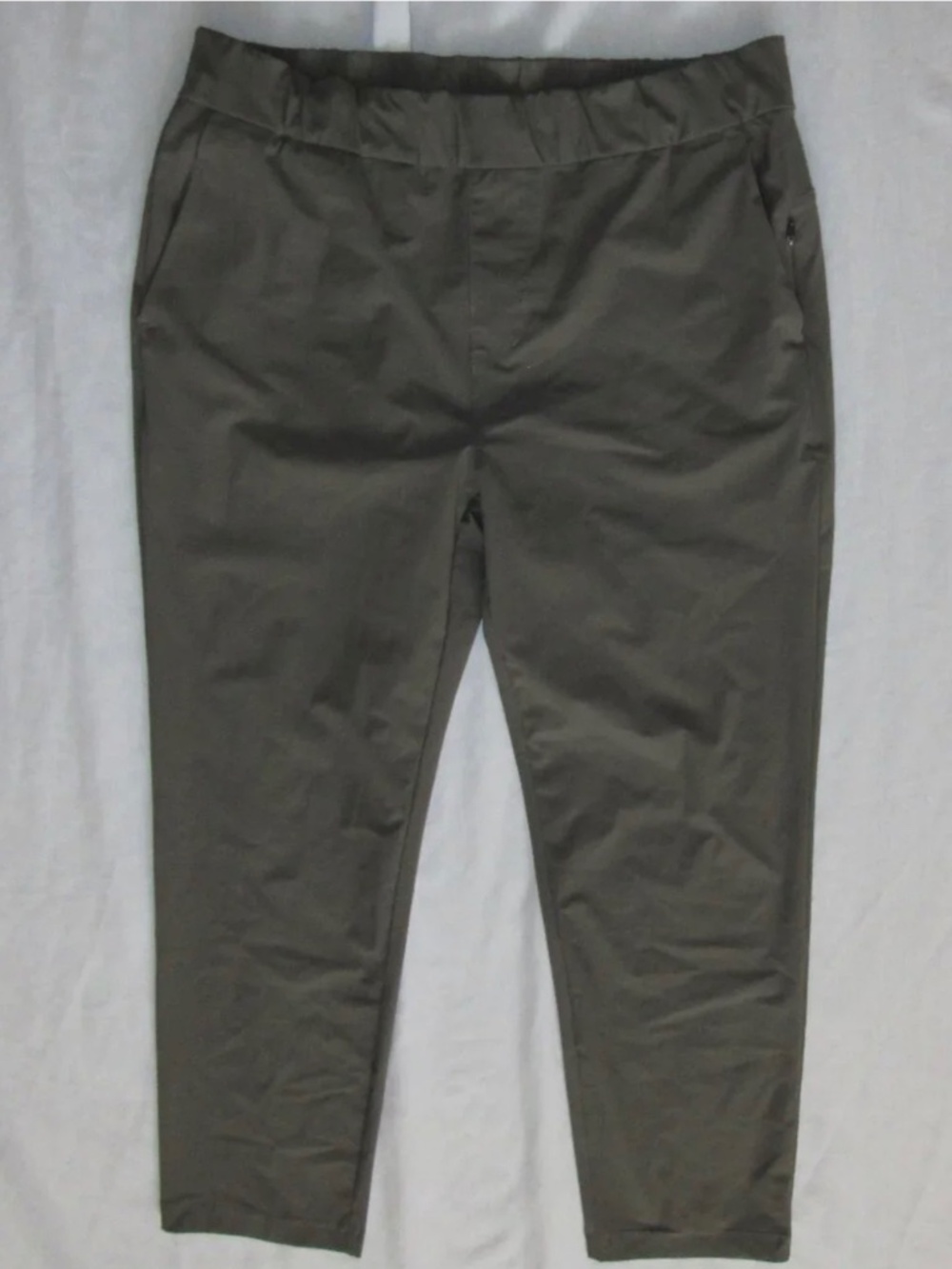Vuori Performance Pants – Olive Green – Like New